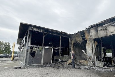 Großbrand im Autohaus Rolf in Wiesmoor - Bild 3