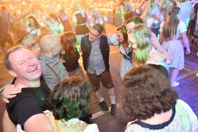 Stimmung bei Oktoberfest in Holtland steigt - Bild 36
