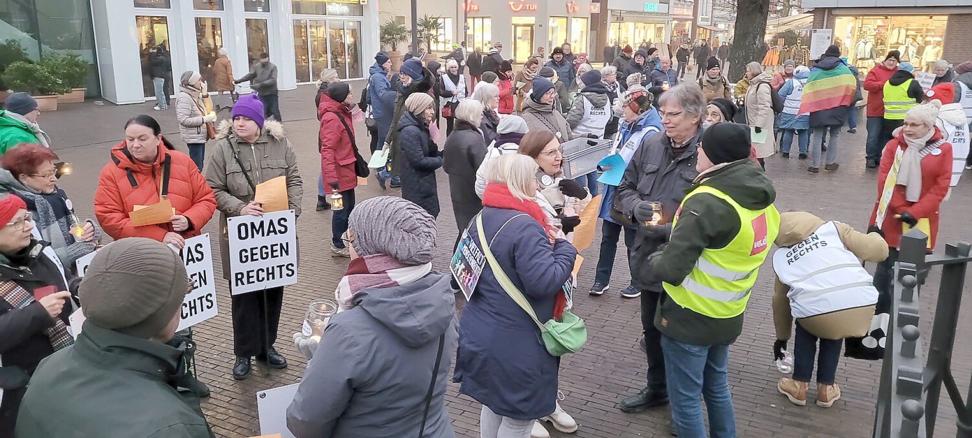 Lichterkette für Menschenrechte in Leer - Ein Jahr Omas gegen rechts - Bild 1