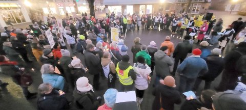 Lichterkette für Menschenrechte in Leer - Ein Jahr Omas gegen rechts - Bild 2