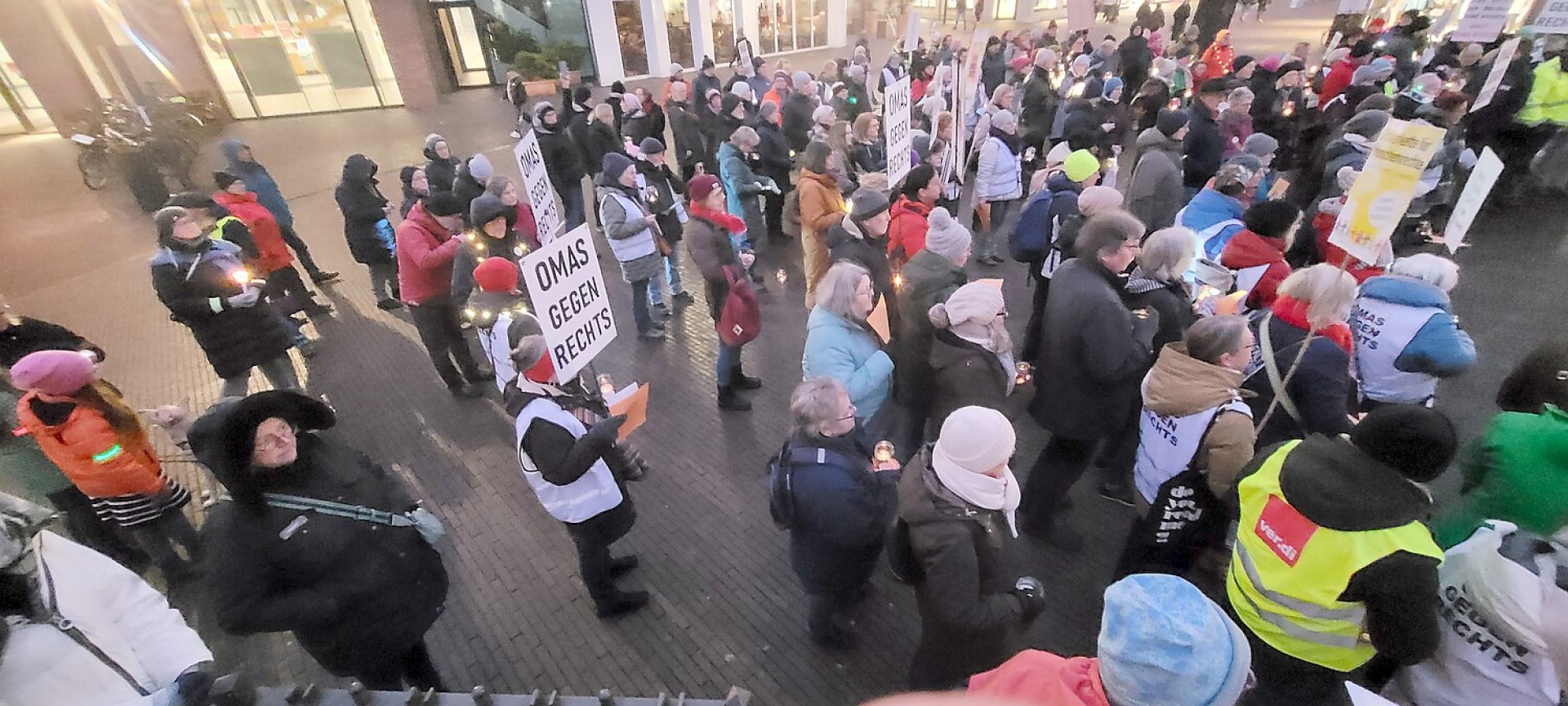 Lichterkette für Menschenrechte in Leer - Ein Jahr Omas gegen rechts - Bild 3