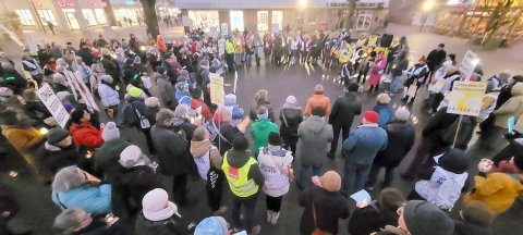 Lichterkette für Menschenrechte in Leer - Ein Jahr Omas gegen rechts - Bild 4