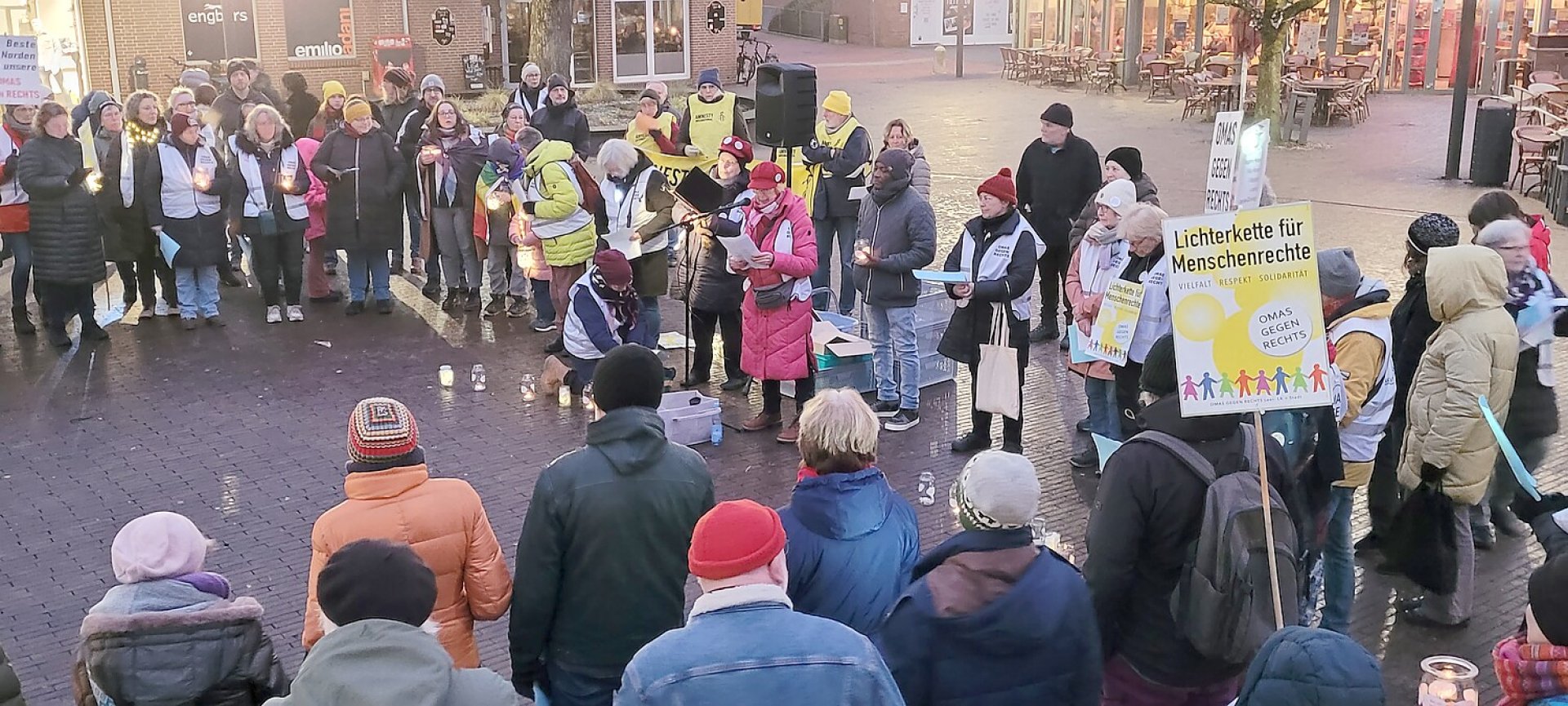 Lichterkette für Menschenrechte in Leer - Ein Jahr Omas gegen rechts - Bild 5