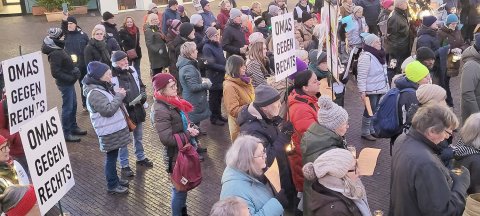 Lichterkette für Menschenrechte in Leer - Ein Jahr Omas gegen rechts - Bild 6