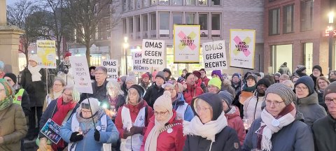Lichterkette für Menschenrechte in Leer - Ein Jahr Omas gegen rechts - Bild 7