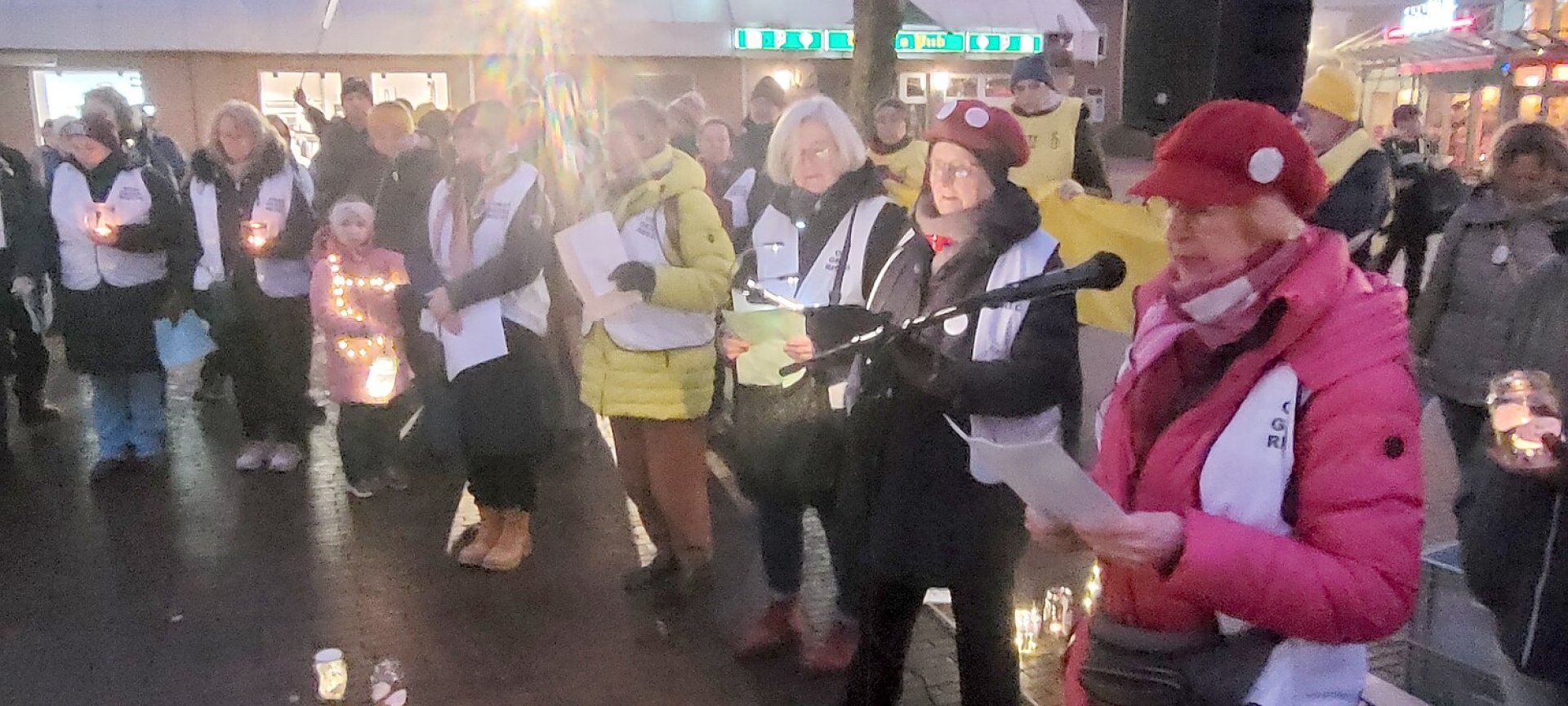 Lichterkette für Menschenrechte in Leer - Ein Jahr Omas gegen rechts - Bild 8