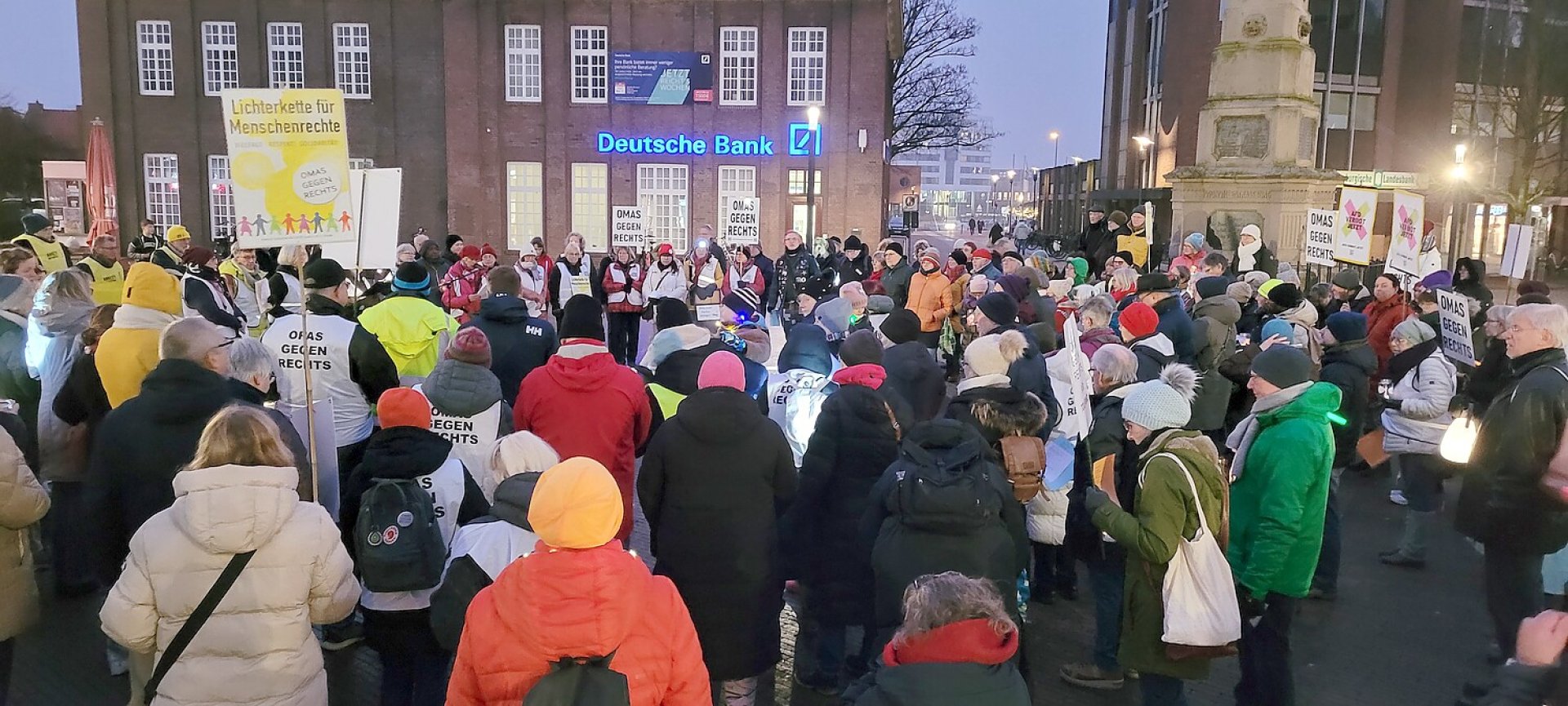 Lichterkette für Menschenrechte in Leer - Ein Jahr Omas gegen rechts - Bild 9