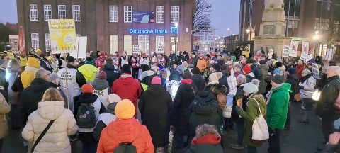 Lichterkette für Menschenrechte in Leer - Ein Jahr Omas gegen rechts - Bild 9