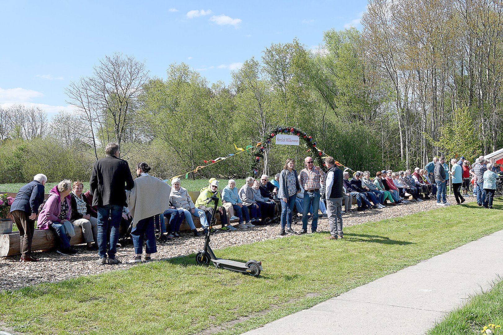 Längste Sitzbank in Jheringsfehn eingeweiht - Bild 1
