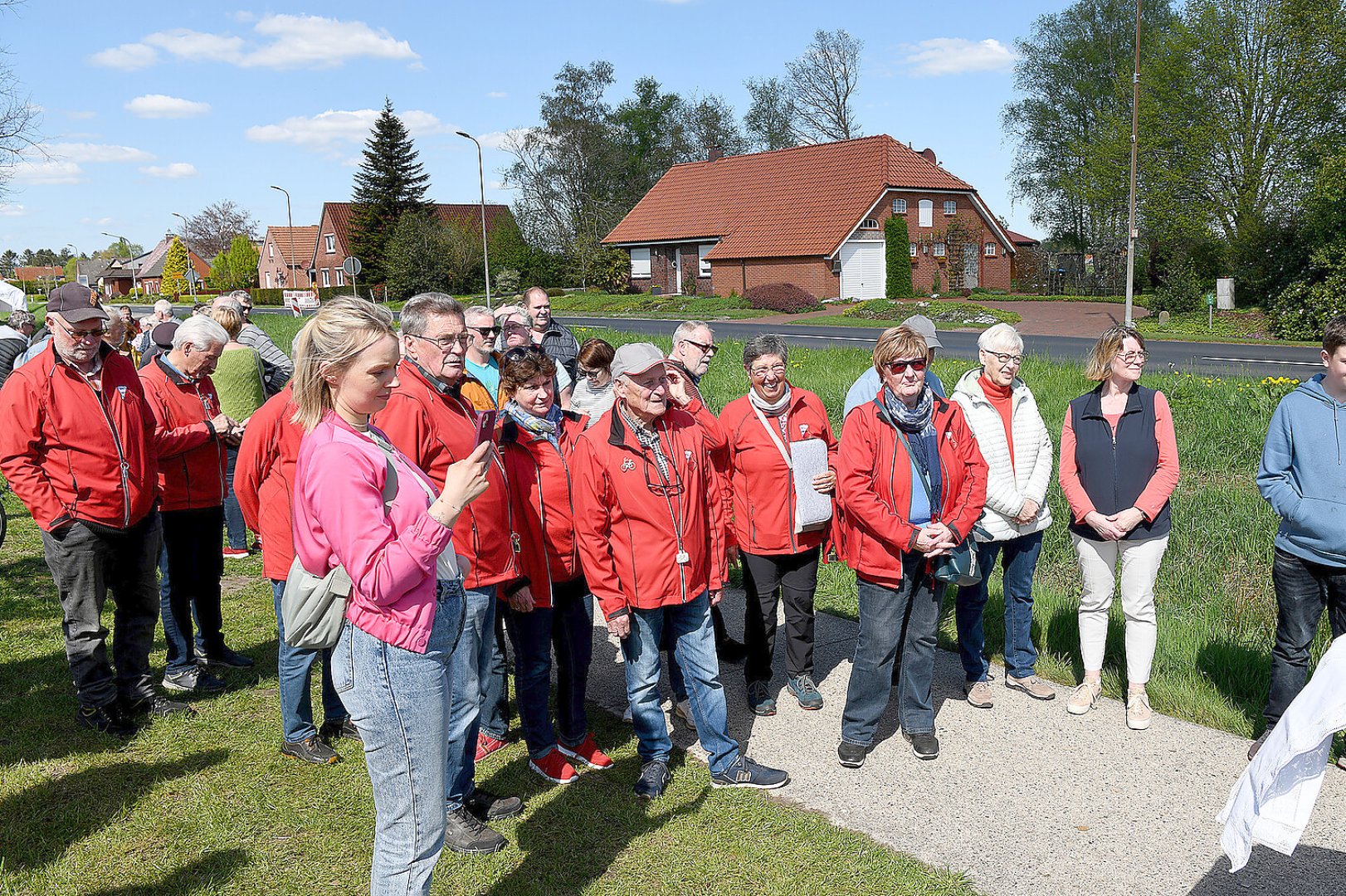 Längste Sitzbank in Jheringsfehn eingeweiht - Bild 5