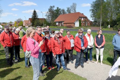 Längste Sitzbank in Jheringsfehn eingeweiht - Bild 5