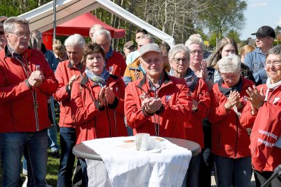Längste Sitzbank in Jheringsfehn eingeweiht - Bild 16
