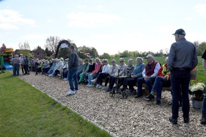 Längste Sitzbank in Jheringsfehn eingeweiht - Bild 22