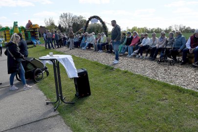 Längste Sitzbank in Jheringsfehn eingeweiht - Bild 24