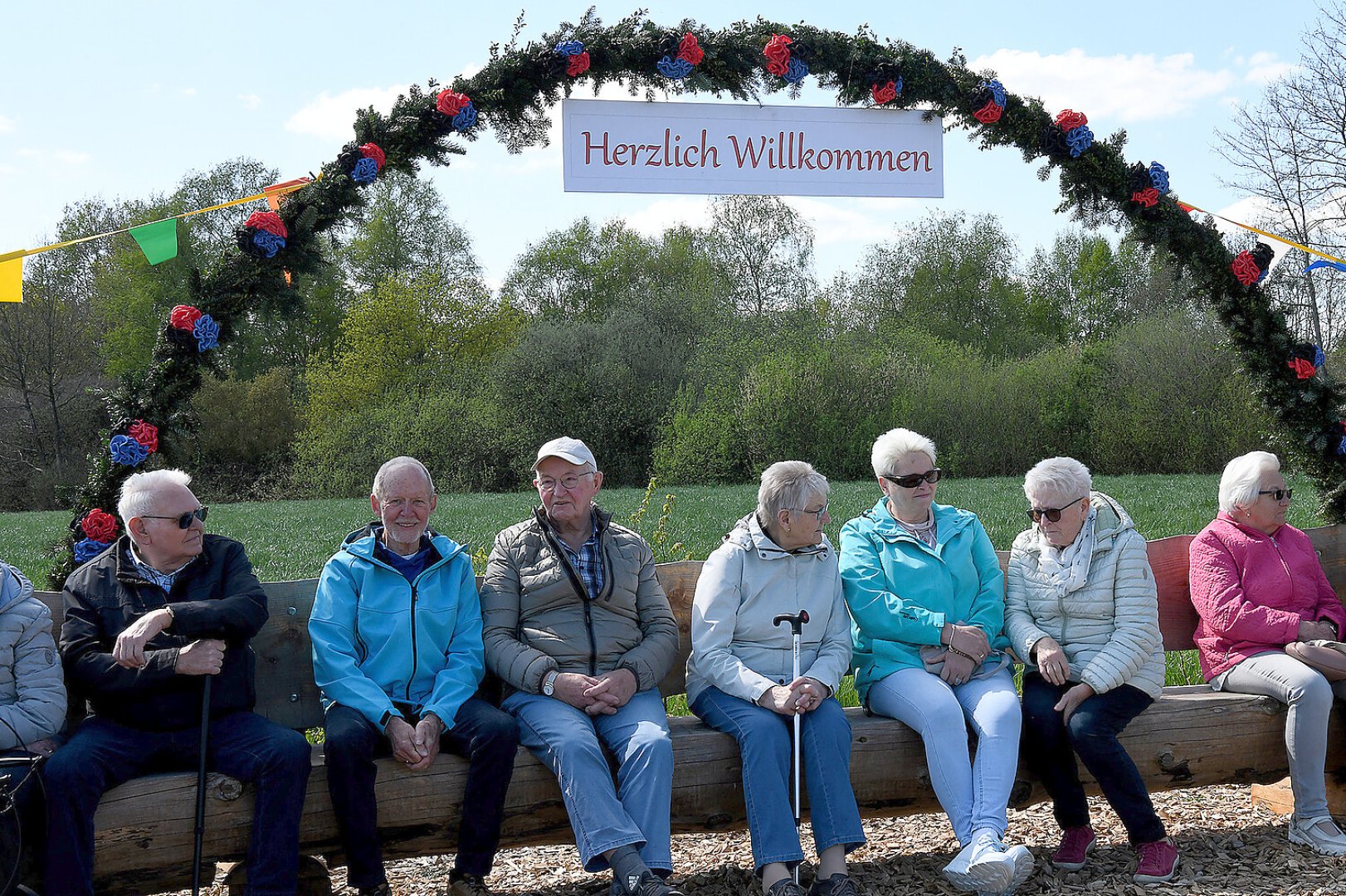 Längste Sitzbank in Jheringsfehn eingeweiht - Bild 25