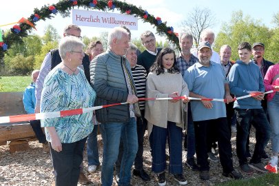 Längste Sitzbank in Jheringsfehn eingeweiht - Bild 27
