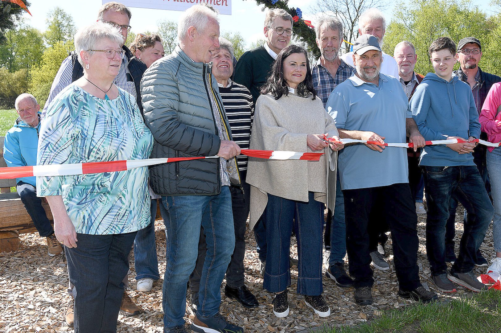 Längste Sitzbank in Jheringsfehn eingeweiht - Bild 29