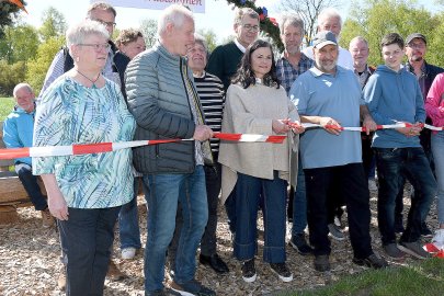 Längste Sitzbank in Jheringsfehn eingeweiht - Bild 29