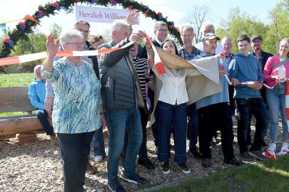 Längste Sitzbank in Jheringsfehn eingeweiht - Bild 31