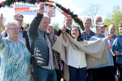Längste Sitzbank in Jheringsfehn eingeweiht - Bild 32