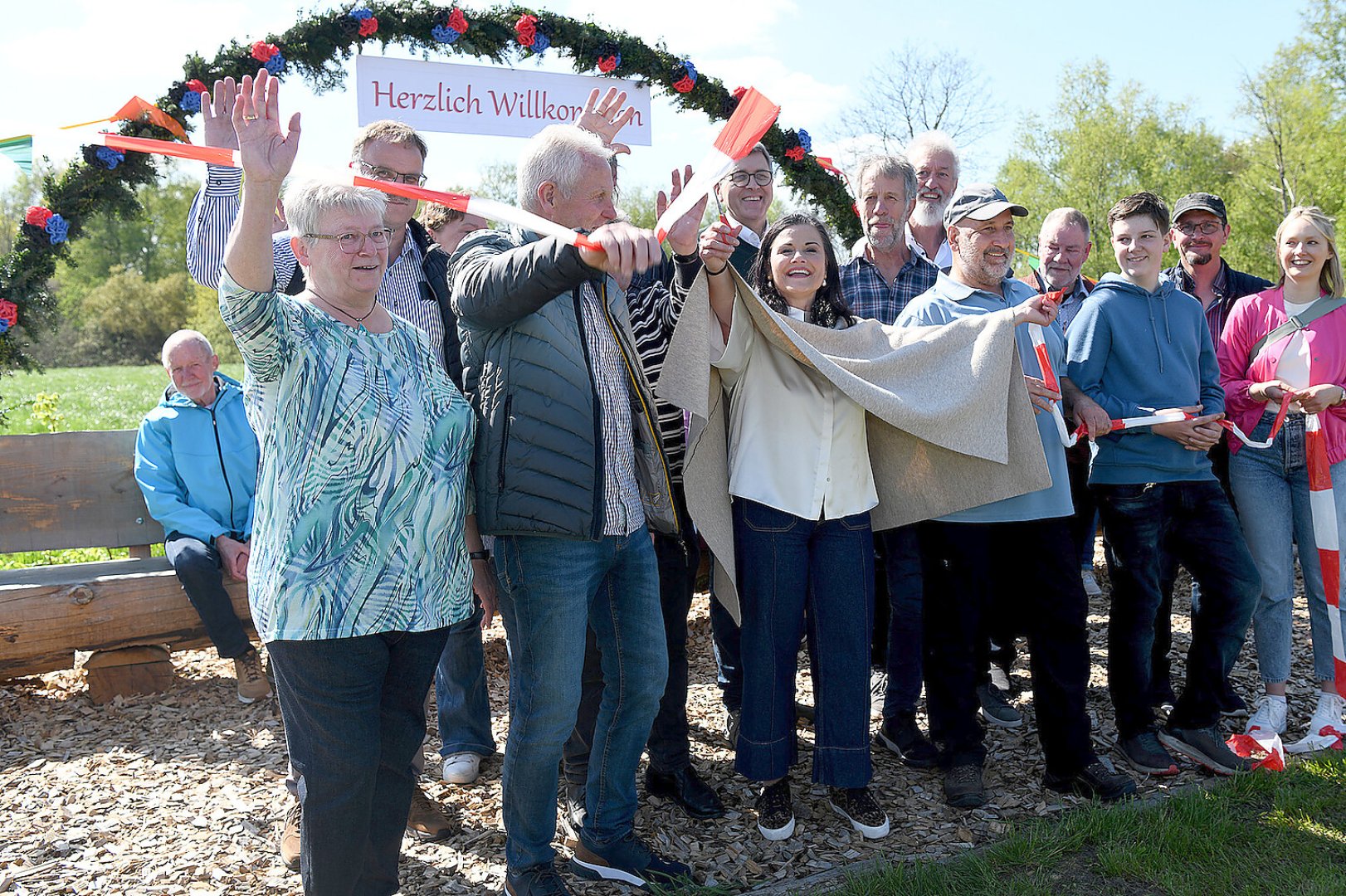 Längste Sitzbank in Jheringsfehn eingeweiht - Bild 33