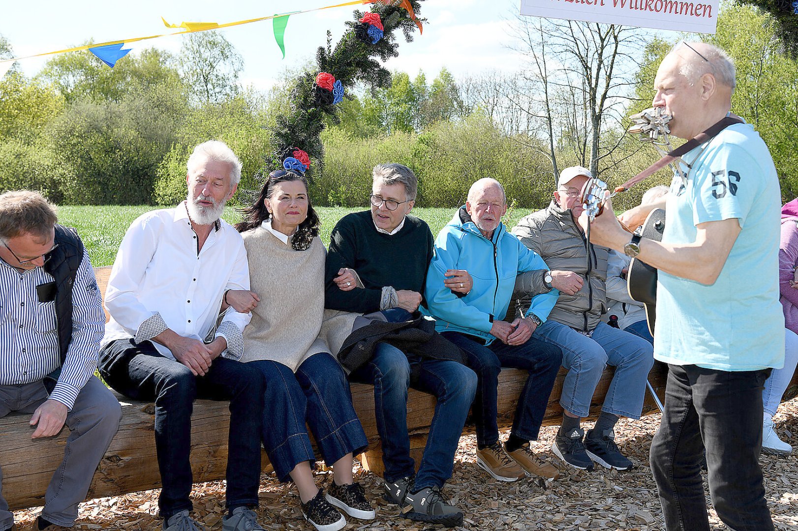 Längste Sitzbank in Jheringsfehn eingeweiht - Bild 34