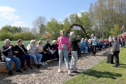 Längste Sitzbank in Jheringsfehn eingeweiht - Bild 36