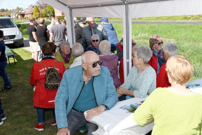 Längste Sitzbank in Jheringsfehn eingeweiht - Bild 43