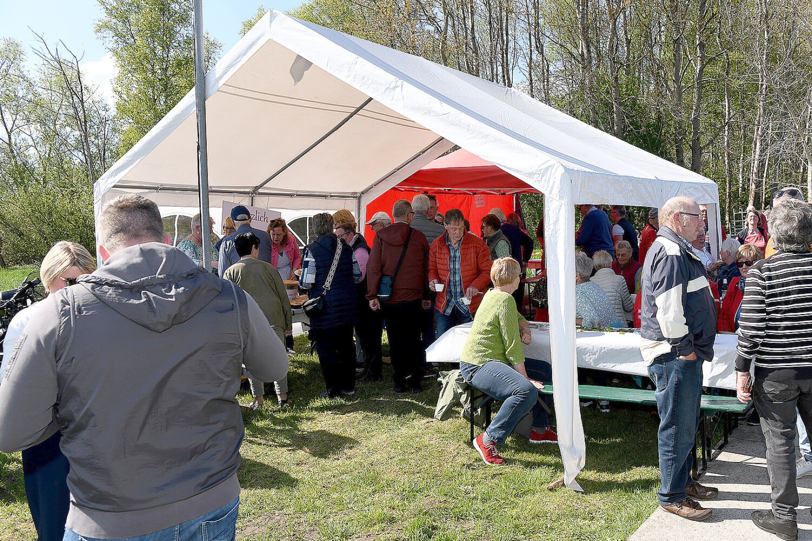 Längste Sitzbank in Jheringsfehn eingeweiht - Bild 48