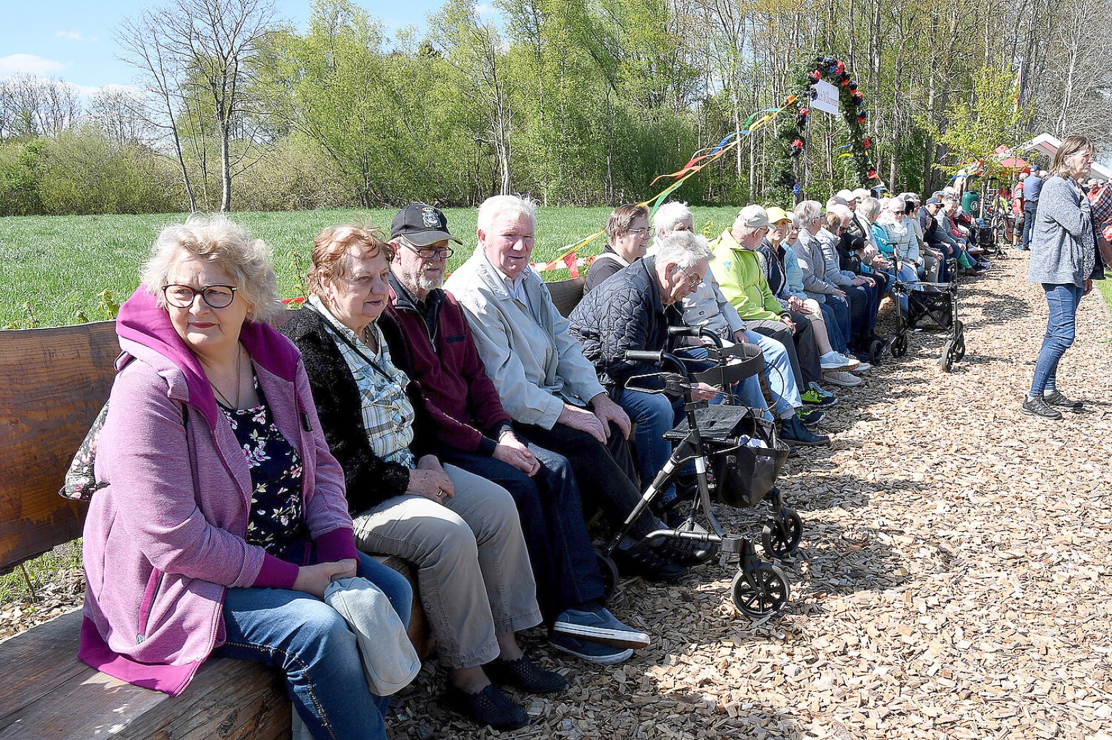 Längste Sitzbank in Jheringsfehn eingeweiht - Bild 49