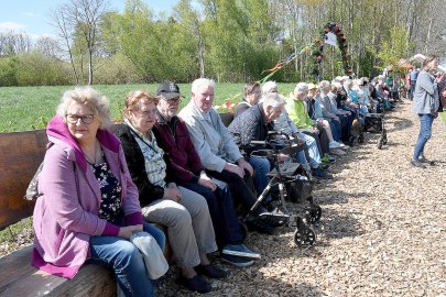 Längste Sitzbank in Jheringsfehn eingeweiht - Bild 49