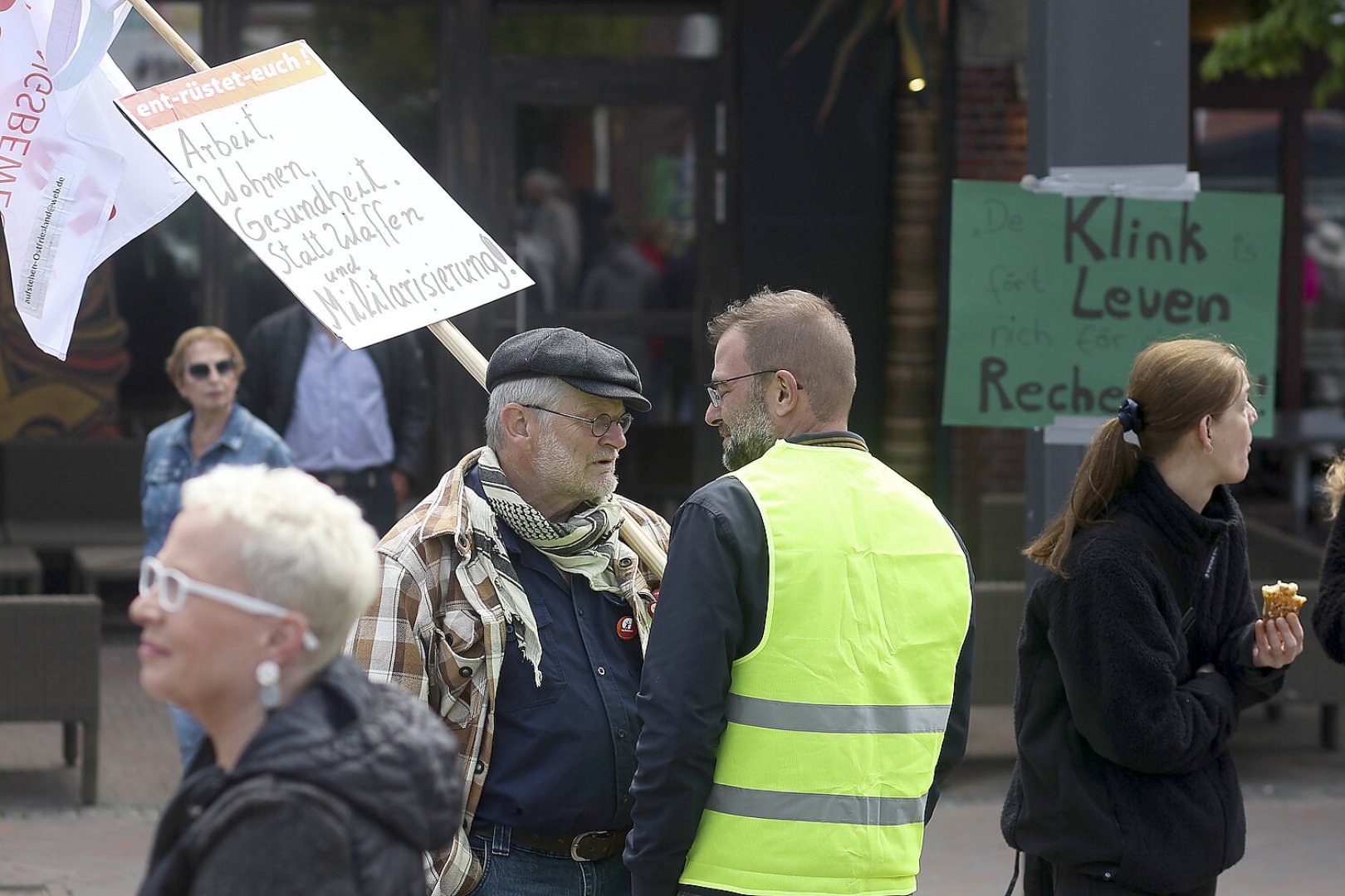 Rund 250 Teilnehmer bei Demo in Emden - Bild 4