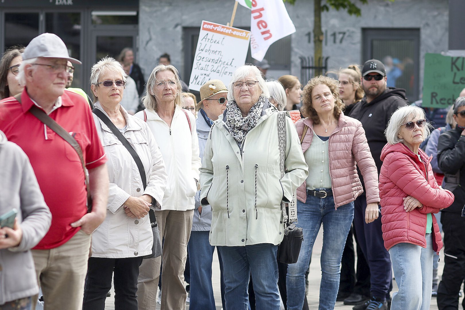 Rund 250 Teilnehmer bei Demo in Emden - Bild 10