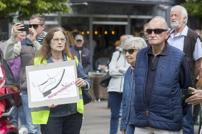 Rund 250 Teilnehmer bei Demo in Emden - Bild 11