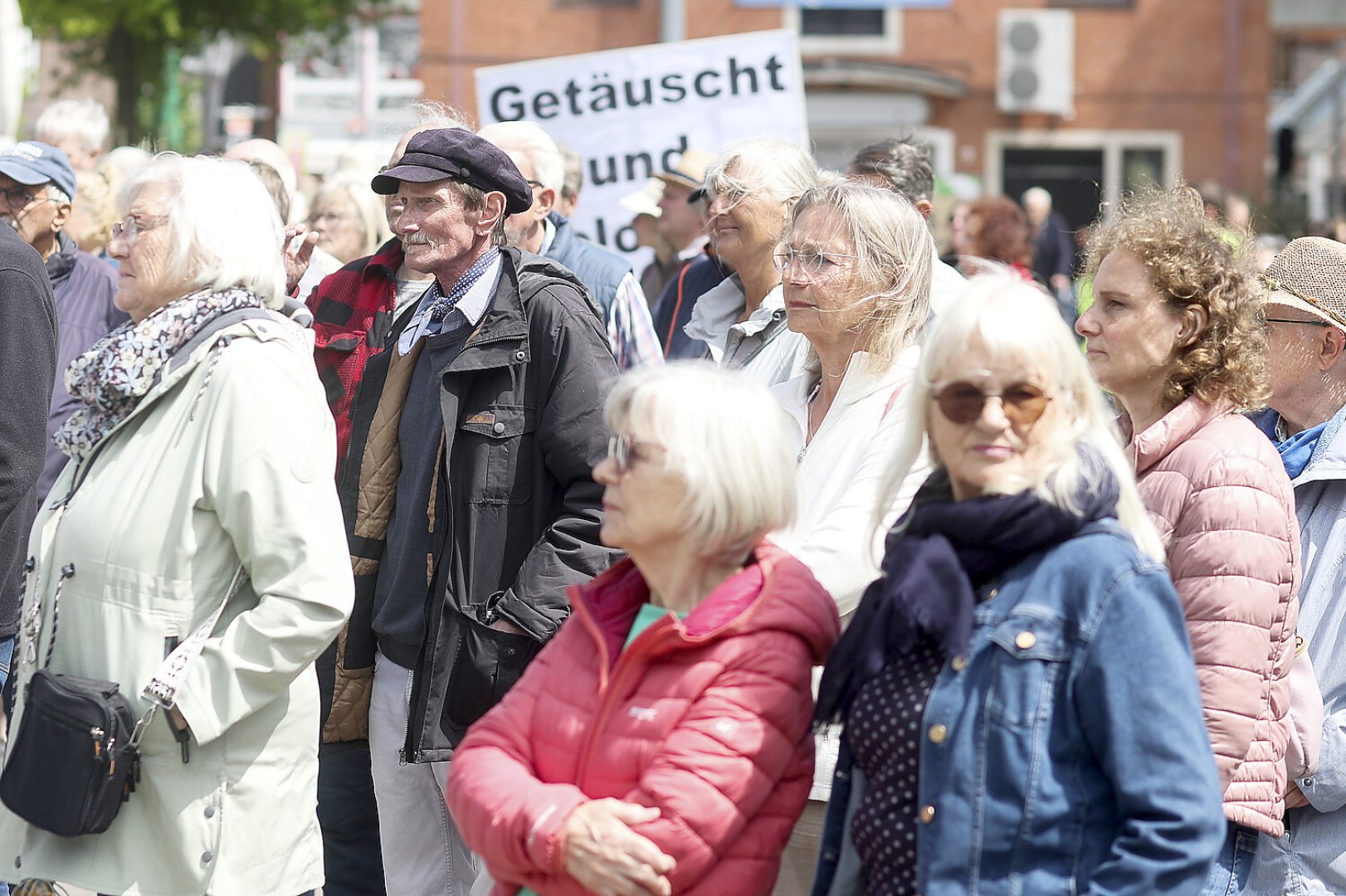 Rund 250 Teilnehmer bei Demo in Emden - Bild 12