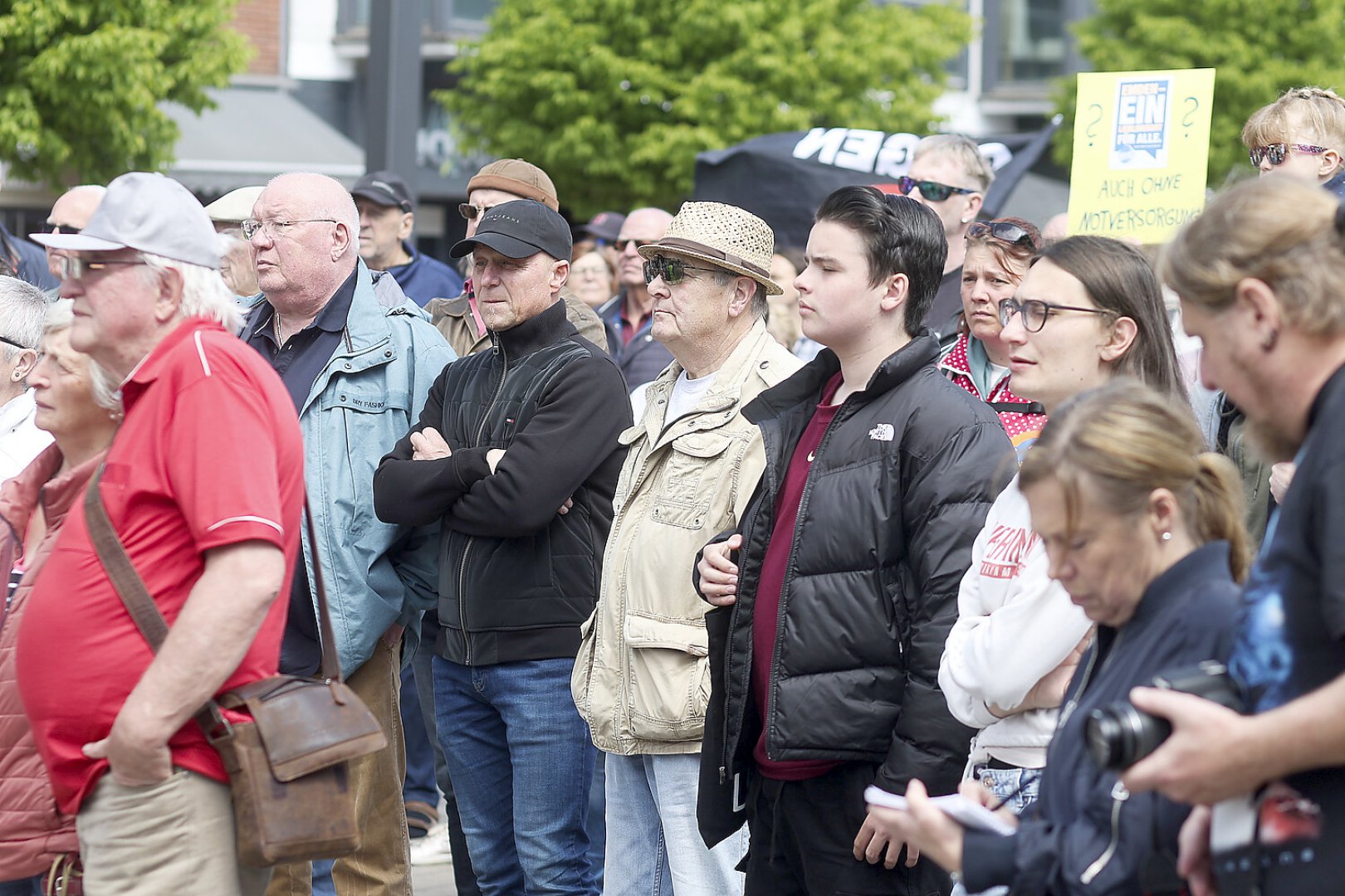 Rund 250 Teilnehmer bei Demo in Emden - Bild 13