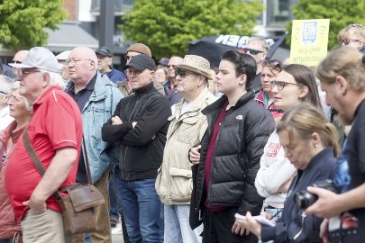 Rund 250 Teilnehmer bei Demo in Emden - Bild 13