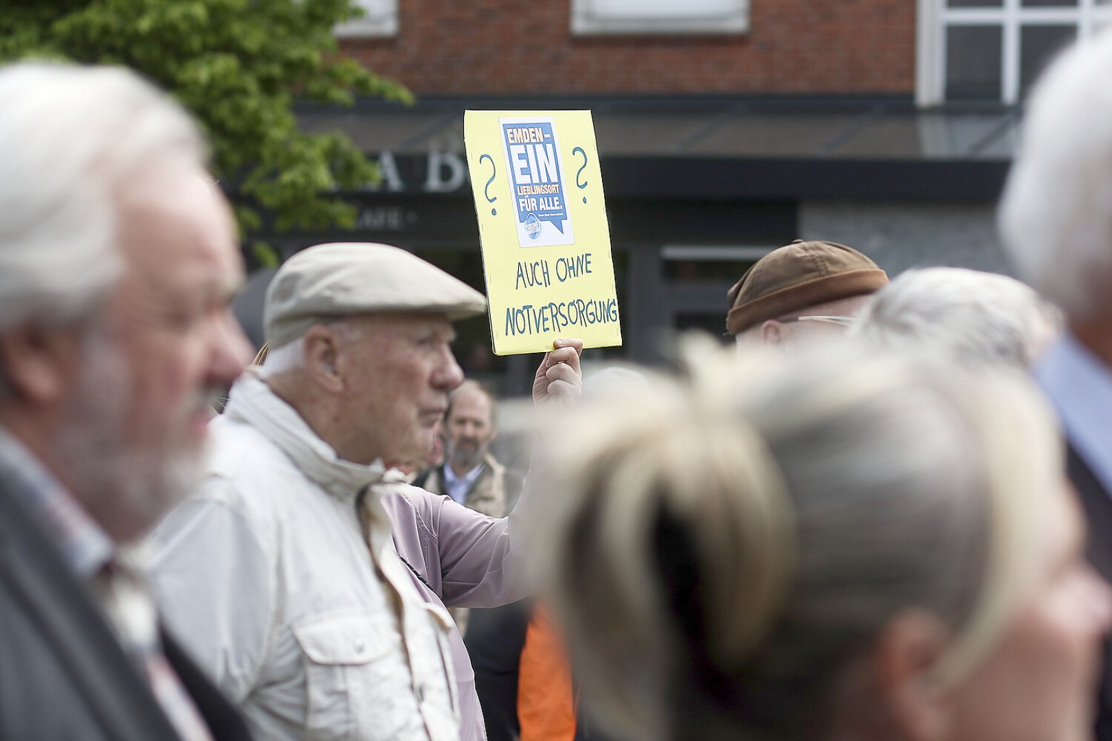 Rund 250 Teilnehmer bei Demo in Emden - Bild 15