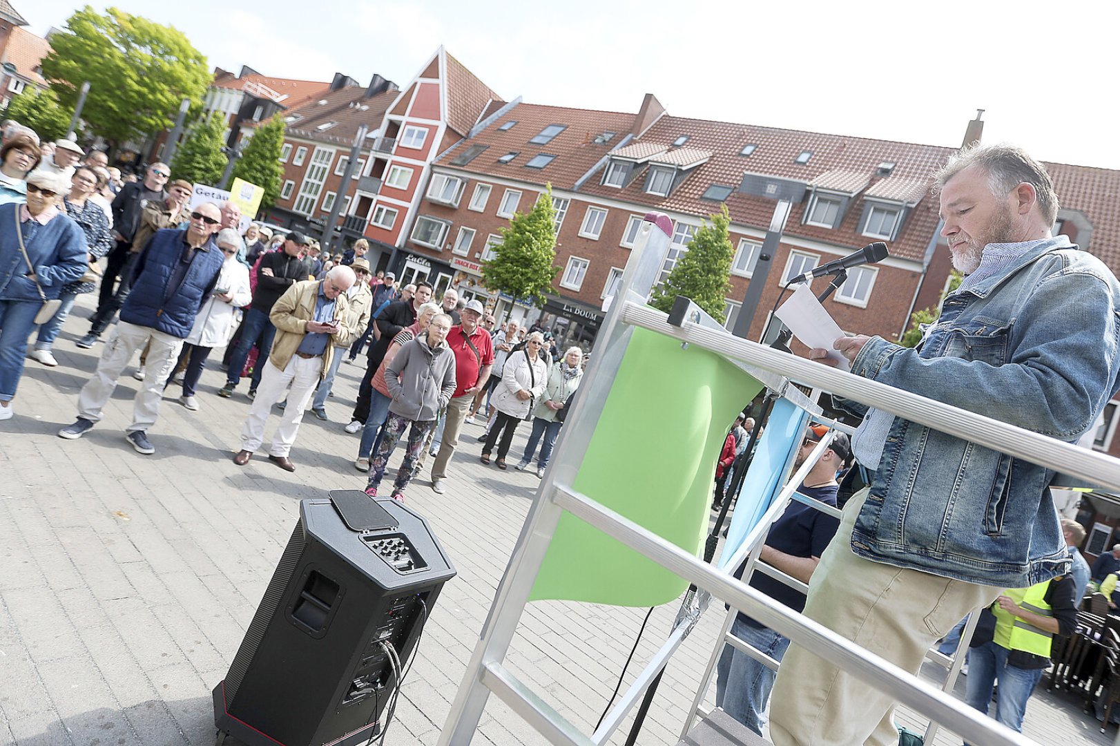Rund 250 Teilnehmer bei Demo in Emden - Bild 16