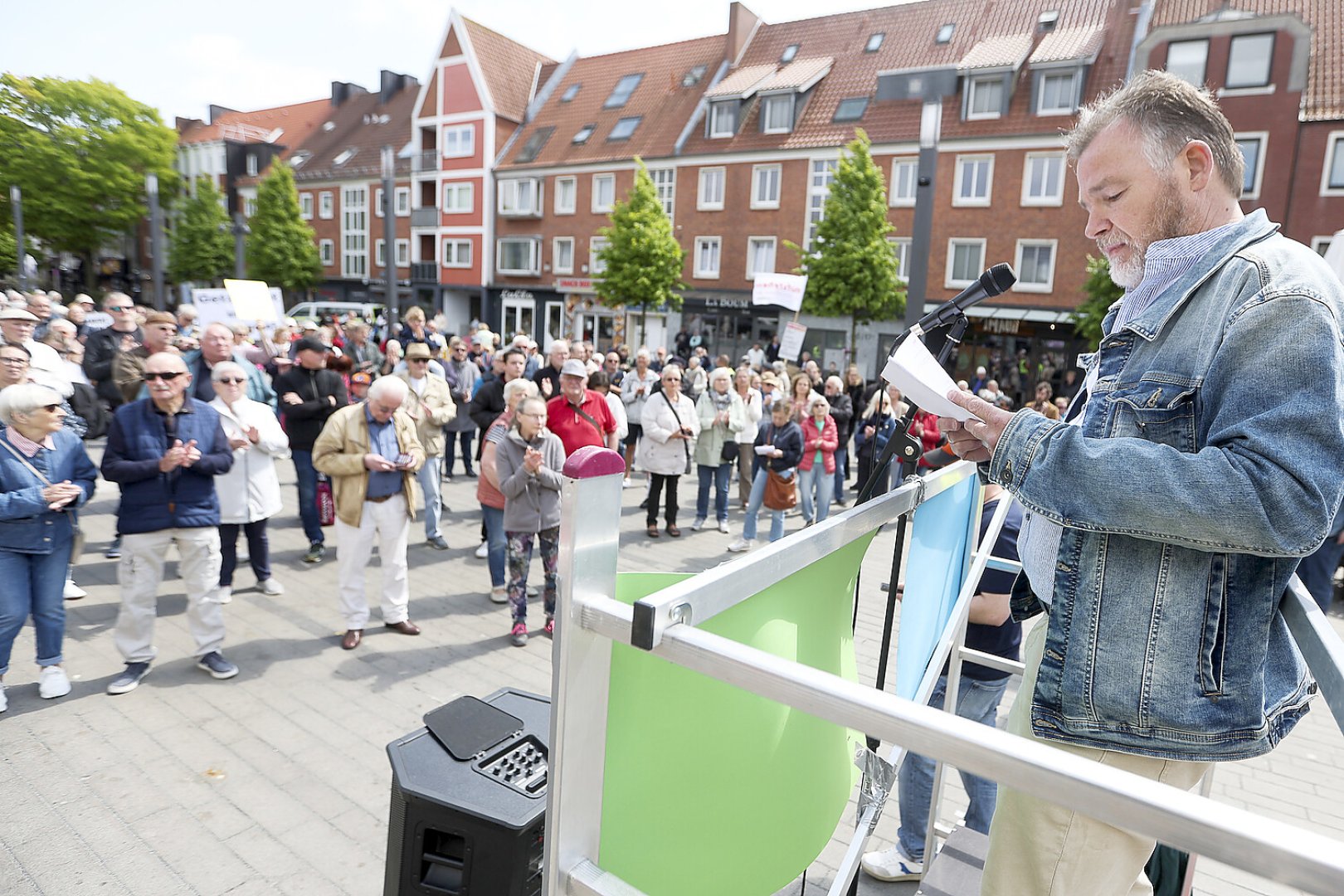 Rund 250 Teilnehmer bei Demo in Emden - Bild 17