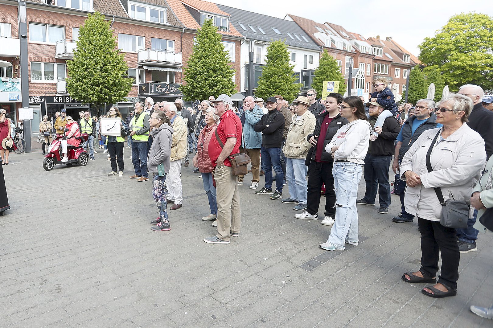 Rund 250 Teilnehmer bei Demo in Emden - Bild 19