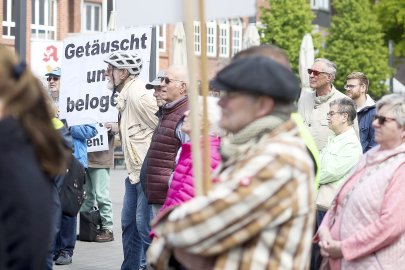 Rund 250 Teilnehmer bei Demo in Emden - Bild 20