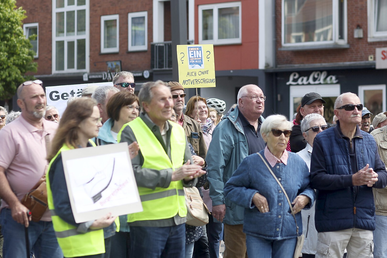 Rund 250 Teilnehmer bei Demo in Emden - Bild 23