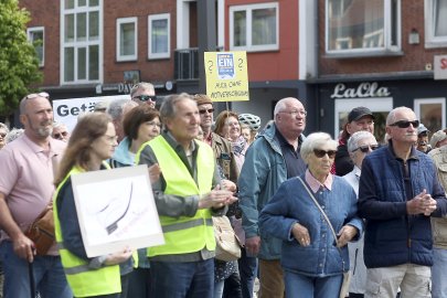 Rund 250 Teilnehmer bei Demo in Emden - Bild 23