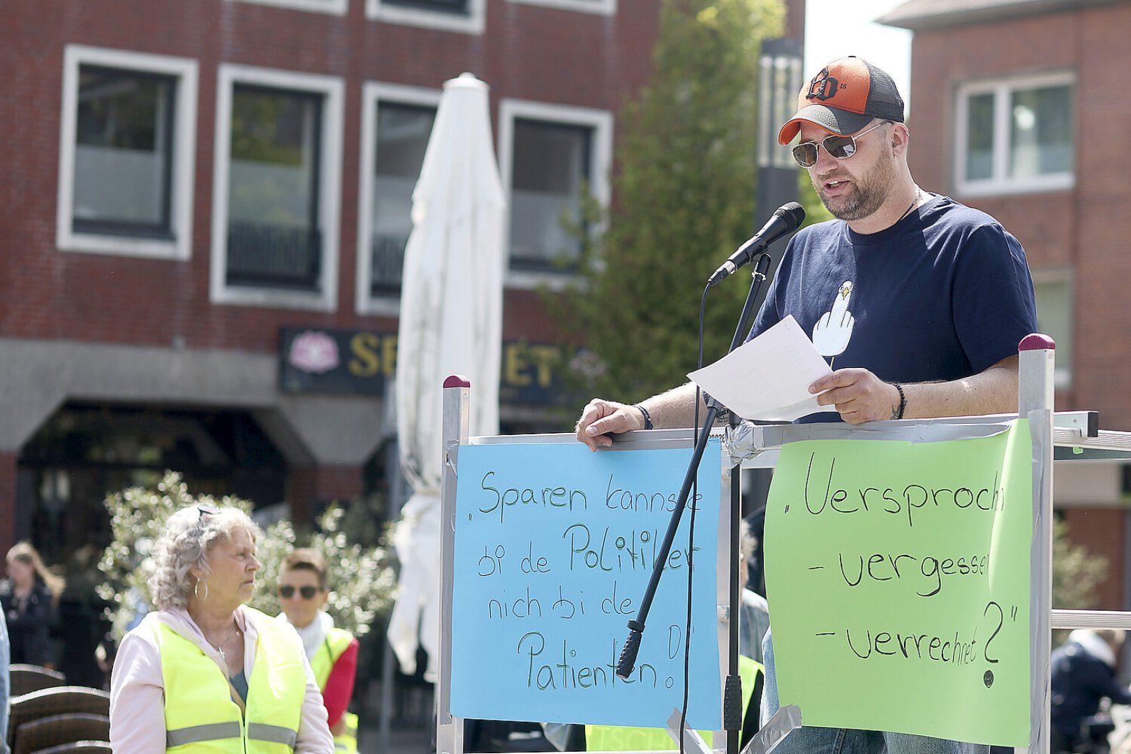 Rund 250 Teilnehmer bei Demo in Emden - Bild 24