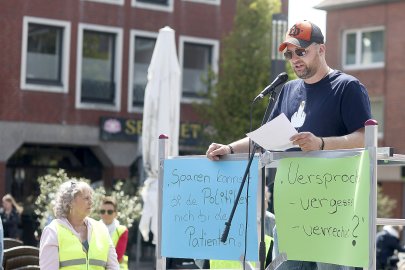 Rund 250 Teilnehmer bei Demo in Emden - Bild 24