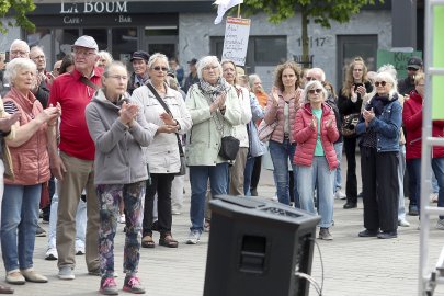 Rund 250 Teilnehmer bei Demo in Emden - Bild 26
