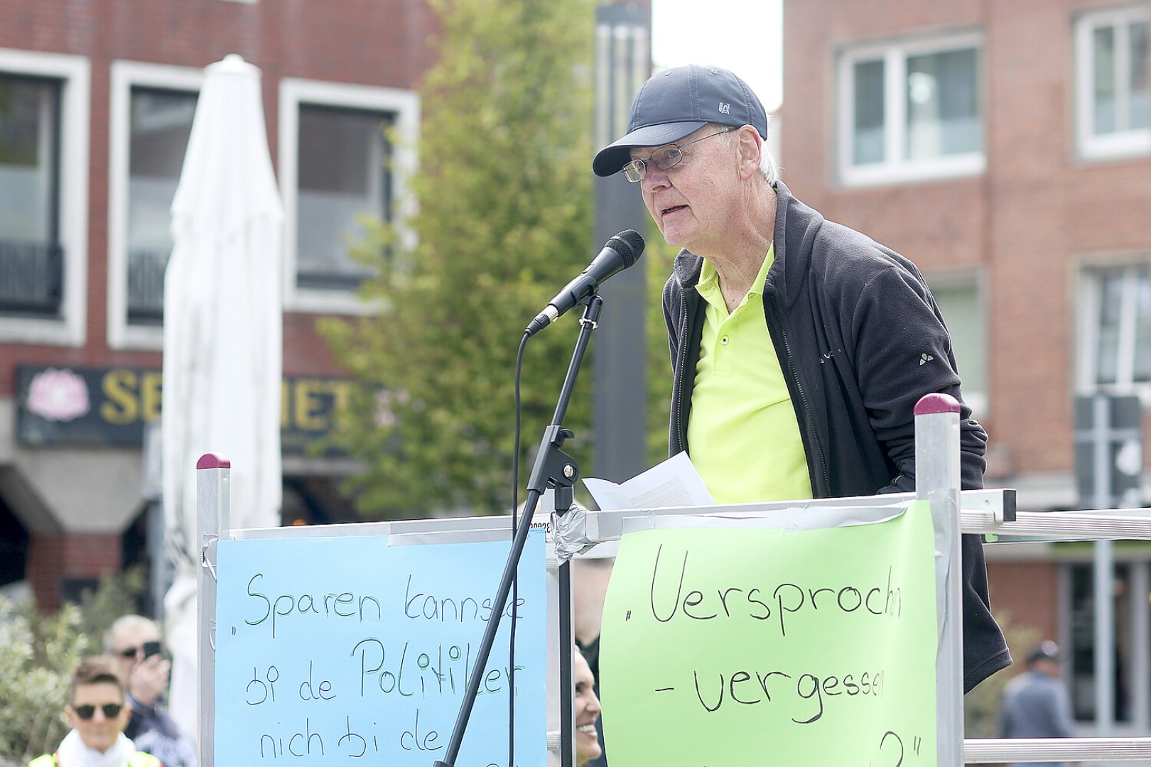 Rund 250 Teilnehmer bei Demo in Emden - Bild 29