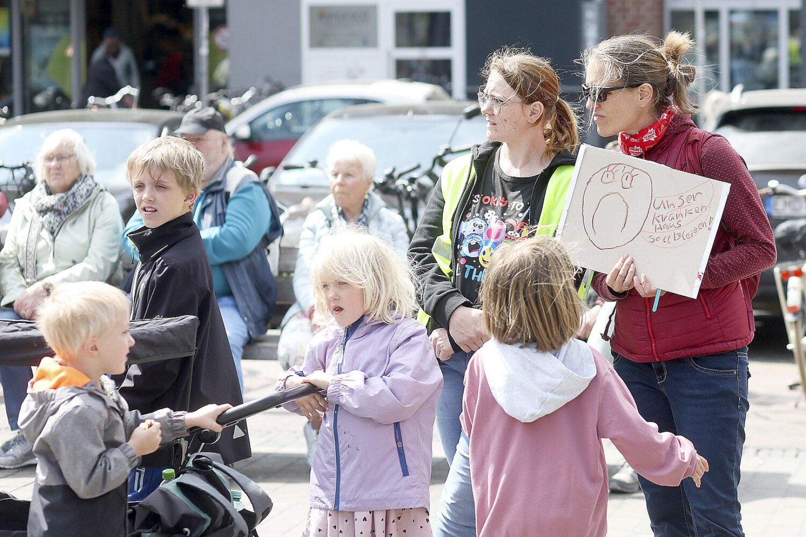 Rund 250 Teilnehmer bei Demo in Emden - Bild 30