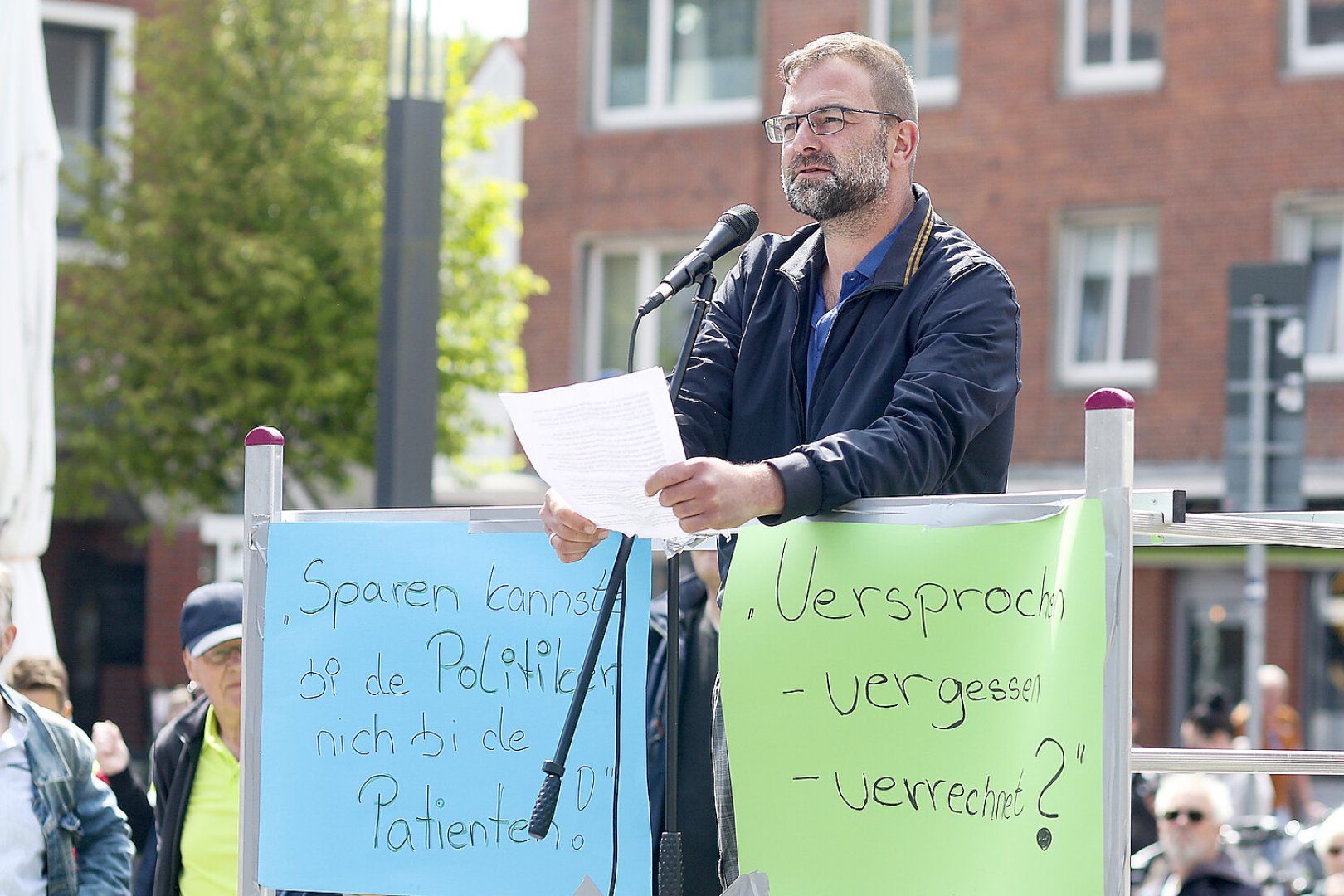 Rund 250 Teilnehmer bei Demo in Emden - Bild 31